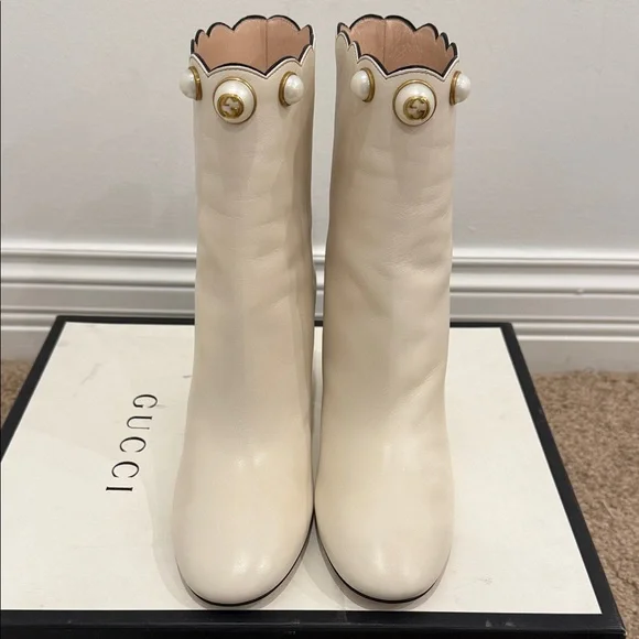 GUCCI Pearl Button Scalloped Ankle Boots Lambskin Leather Ivory 37 NWT - Picture 3 of 11